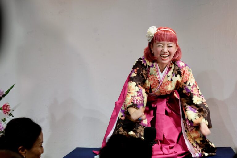 Ryusuitei Hanabi: A Vibrant English Rakugo Performer Delights Tokyo Audience